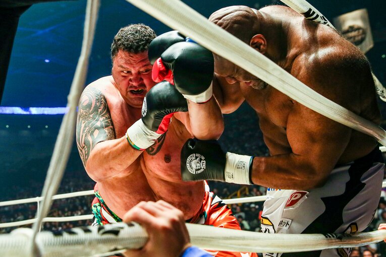 サップをコーナーに追い詰める曙　©RIZIN FF Susumu Nagao