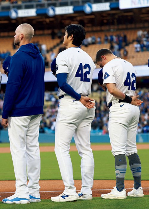 ジャッキー・ロビンソン・デーの大谷（右から4人目）ら。MLB全球団で「42」は永久欠番