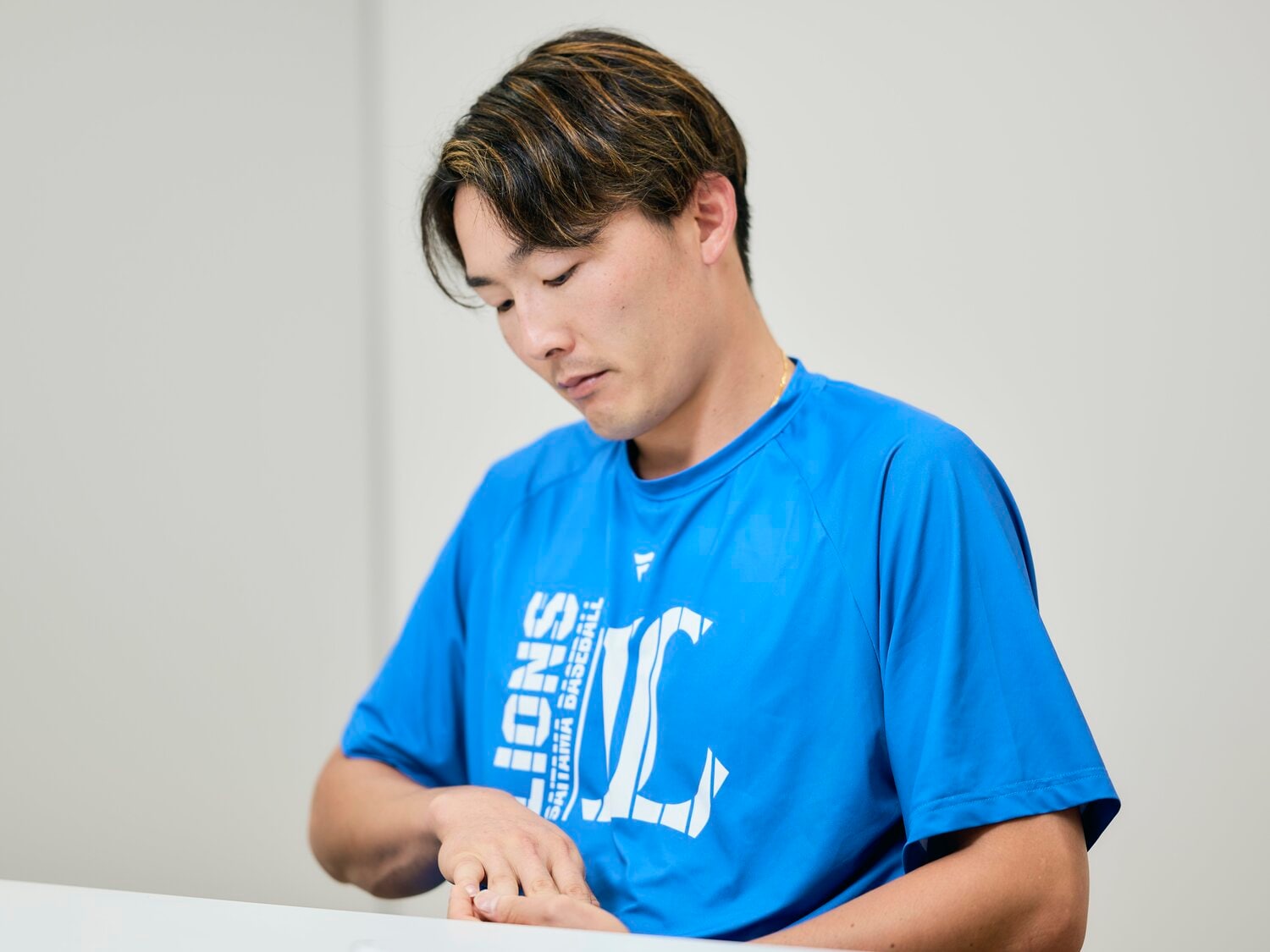 WBC韓国戦で骨折した右手小指を見つめる源田壮亮　©Yuki Suenaga