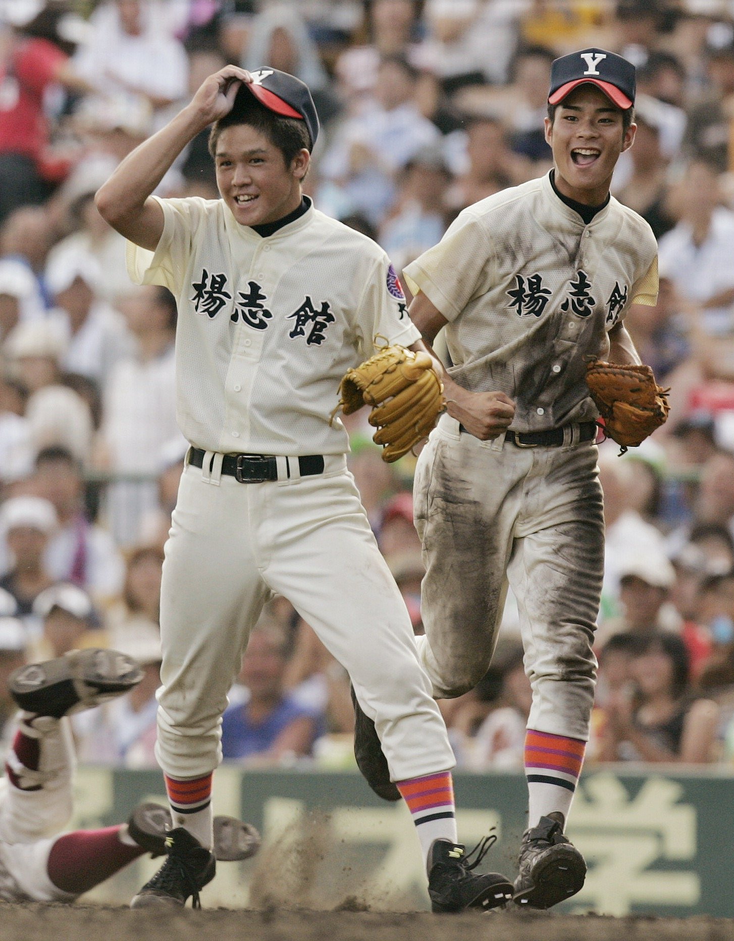「伝説の夏」とも呼ばれた楊志館高校の快進撃をエースとして牽引した兄・大樹さん（左）　©︎KYODO