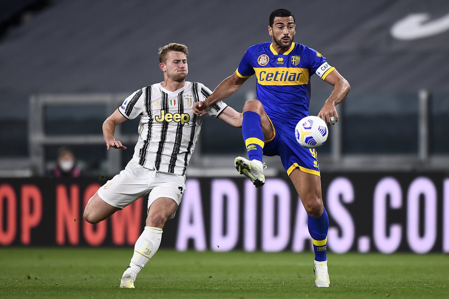 デリフトとマッチアップするパルマのペッレ©Getty Images