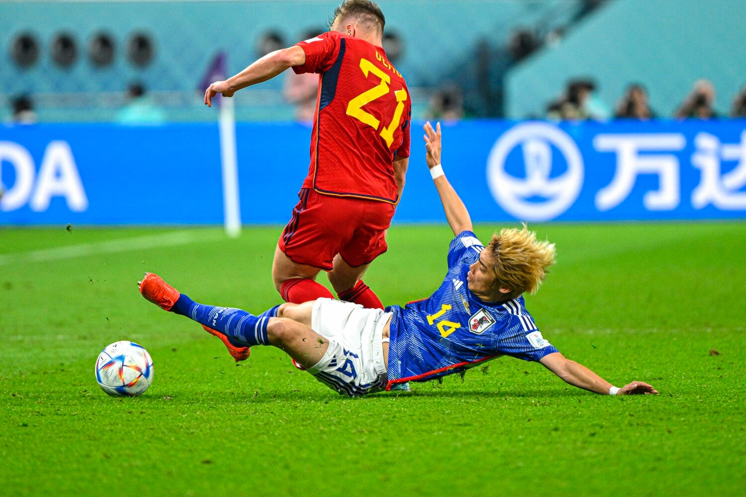 伊東純也の守備　©Takuya Sugiyama/JMPA