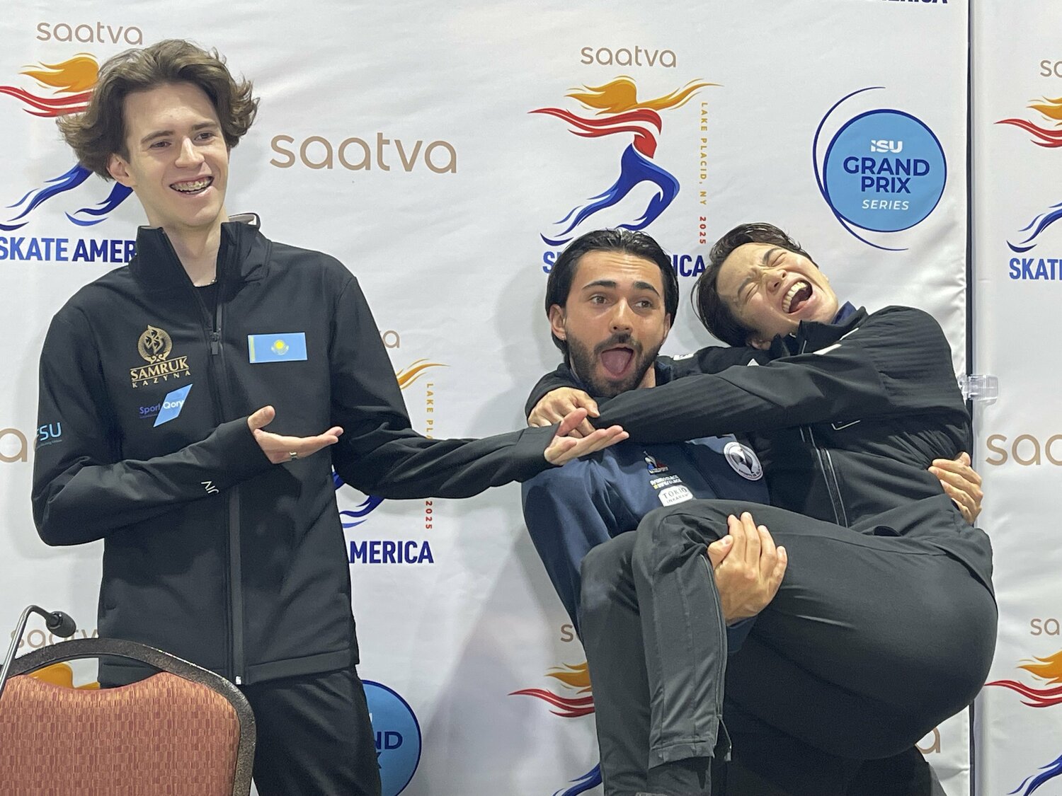 優勝したエイモズに抱えられる友野。左は2位のシャイドロフ　©Akiko Tamura