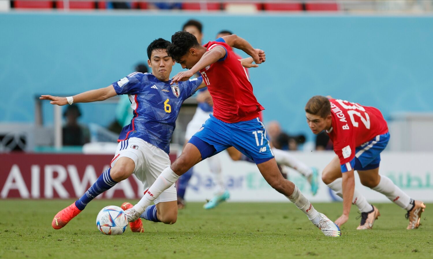 遠藤のデュエルの勝率はドイツ戦の約73％に対し、コスタリカ戦では約32％。仕事をさせてもらえなかった上、遠藤に限らずファールも目立った　©Getty Images