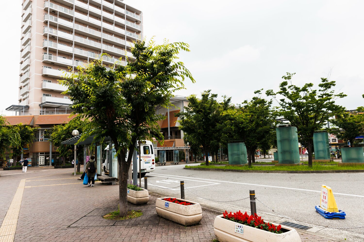 東口の駅前広場。飲食店もいくつかあり、庶民的な居酒屋も