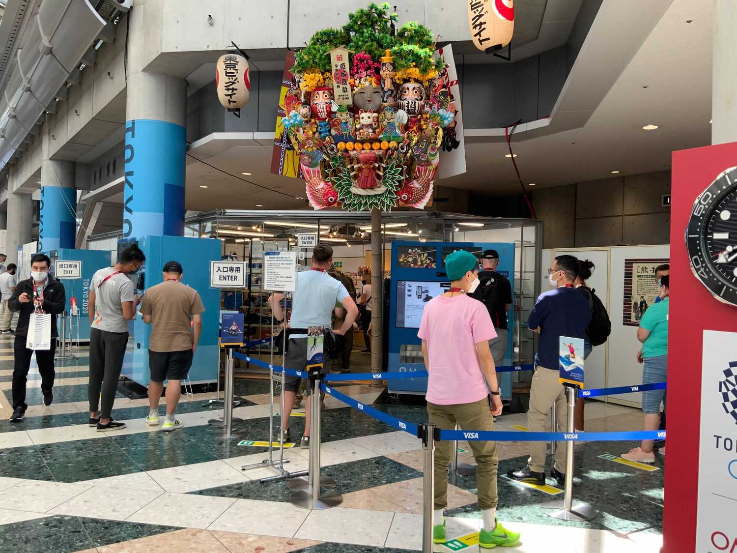 感染対策で入場制限がかけられているため、お店の前には列が