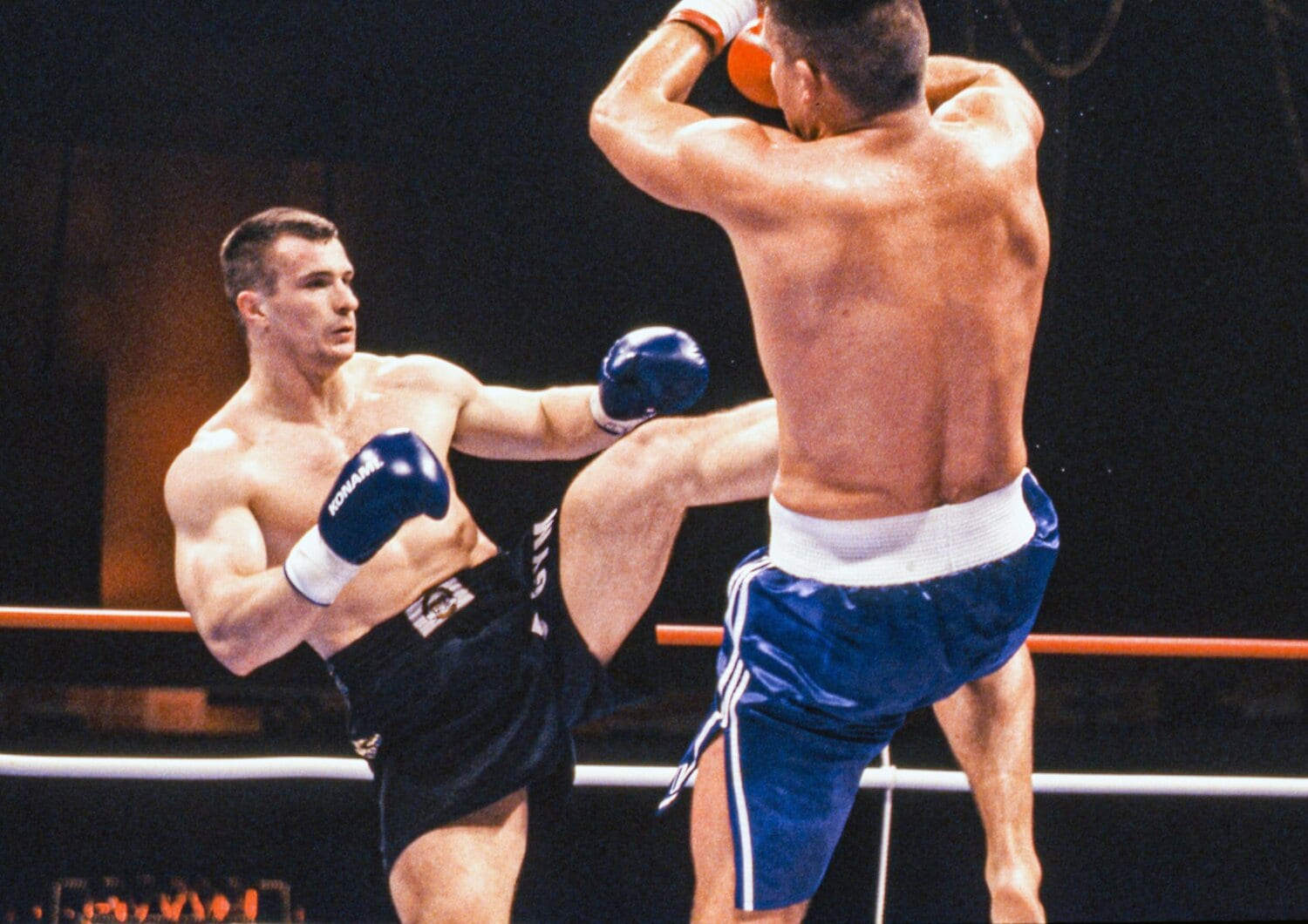 2001年3月。ミルコのハイキックを被弾し、よろめくピーター・アーツ　©Susumu Nagao