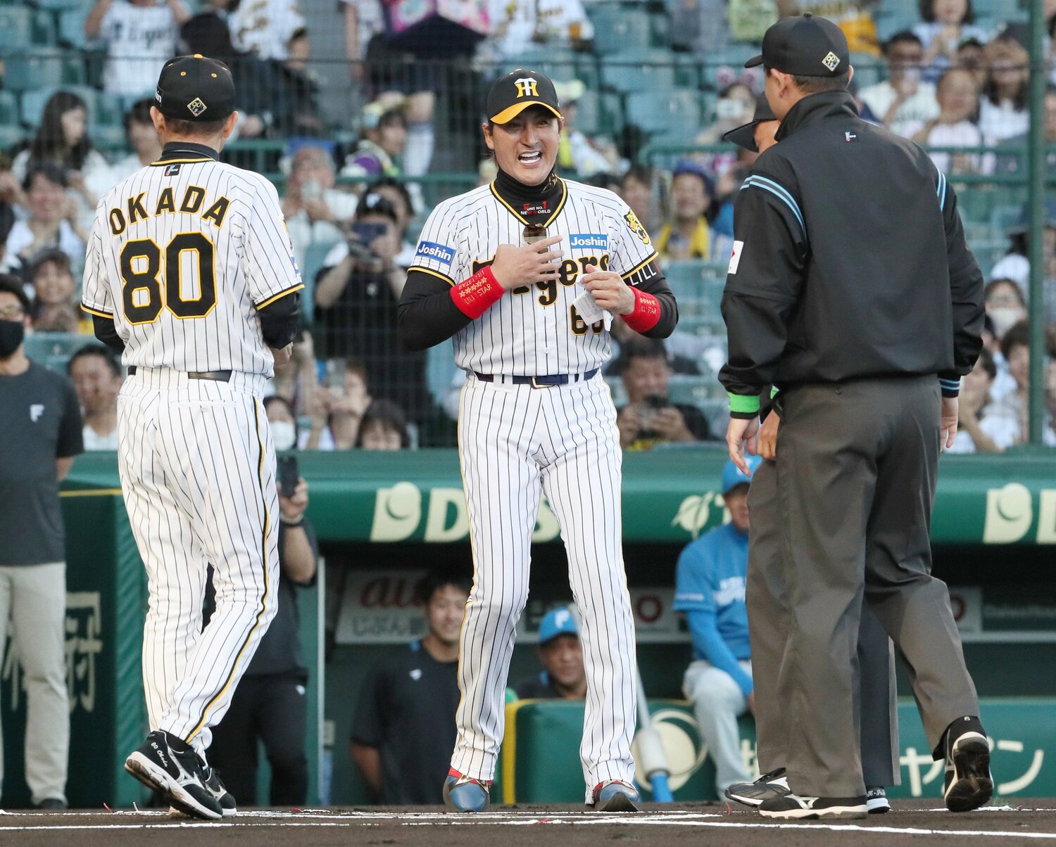 入団時を思い出す背番号63と赤いリストバンドで甲子園に登場した日本ハムの新庄監督　©JIJI PRESS