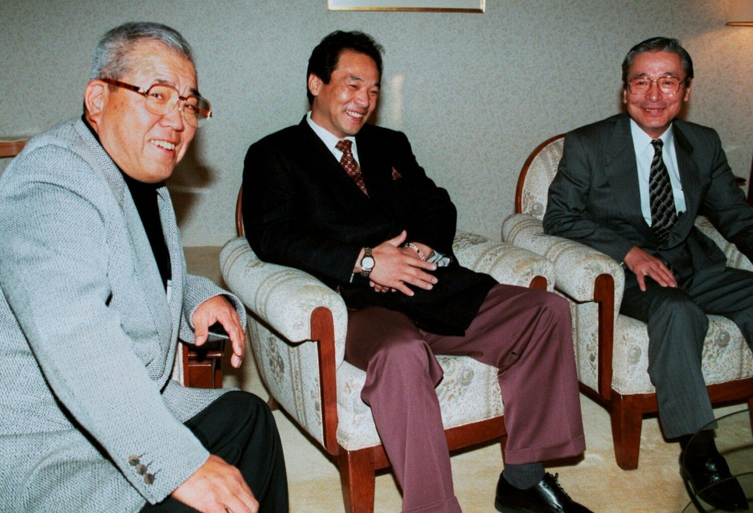 1996年12月3日、ヤクルトとの初交渉を前に談笑する野村監督、落合、酒井球団社長　©KYODO