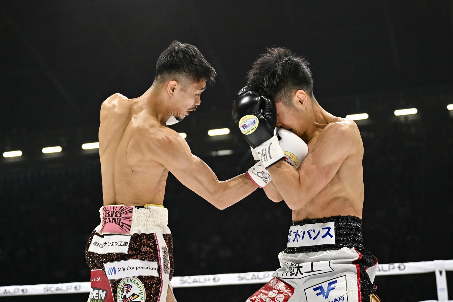 初回から猛然と攻めた中谷潤人。右アッパーをガードの隙間にねじ込む　©Hiroaki Finito Yamaguchi