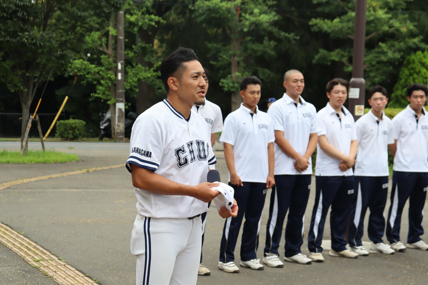 「(初勝利まで)10年かかりました……。涙は堪えました」言葉を詰まらせる中大横浜・高良祐太郎監督 ©Yuki Kashimoto
