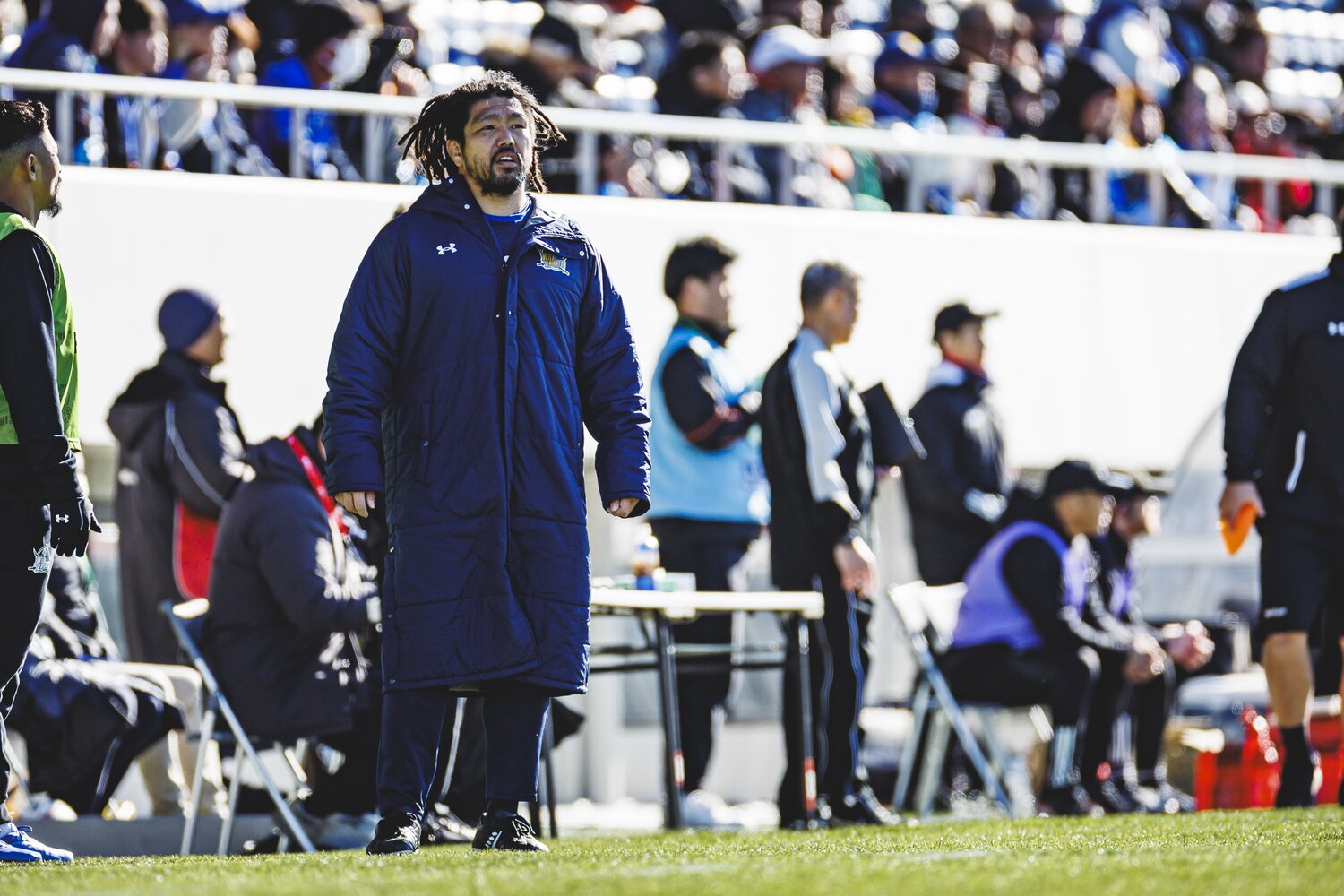 ベンチにいるだけで相手にプレッシャーを与える堀江の存在感　©︎Kiichi Matsumoto