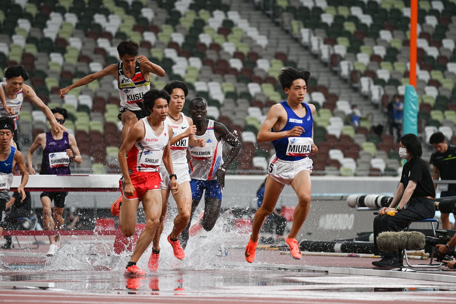順大の先輩にあたる塩尻和也に並ばれるシーンも