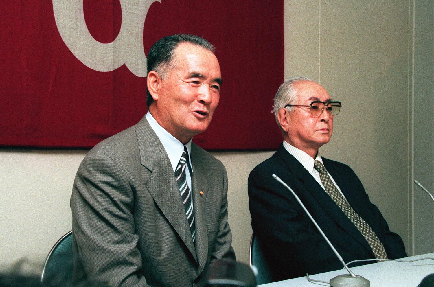長嶋茂雄監督と会見に臨む渡邉恒雄オーナー（1998年撮影、肩書はどちらも当時）。読売新聞社長だった渡邉は1996年から球団オーナーも務めるようになった　©JIJI PRESS