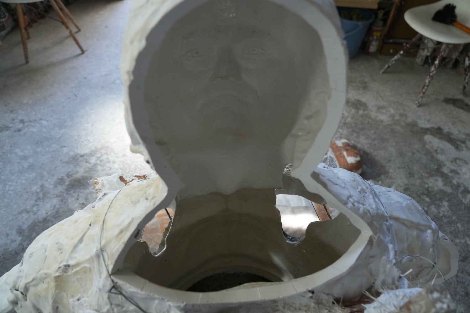 5月18日、石膏雌型の猪木の顔の内側