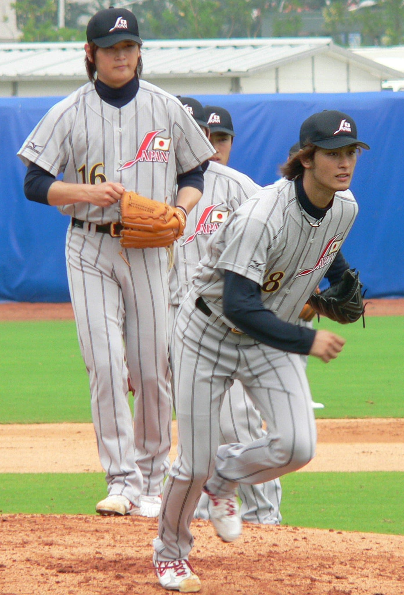 2008年北京五輪では日本代表のチームメートとして共にプレーしたダルビッシュ（手前）と涌井　©︎JIJI PRESS