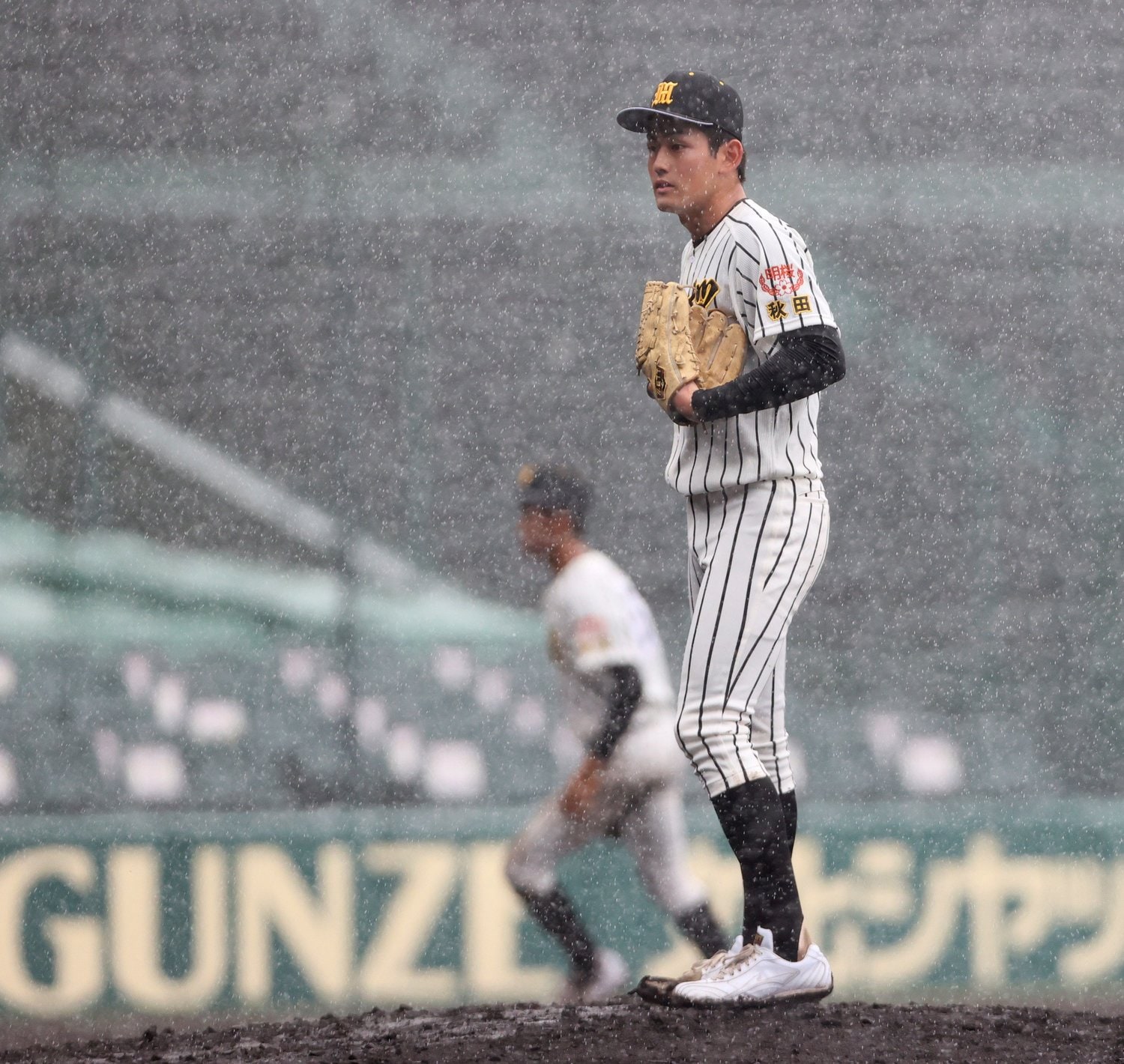 8月12日、降雨ノーゲームとなった帯広農戦。雨の中、マウンドに立つ風間球打（明桜）　©JIJI PRESS