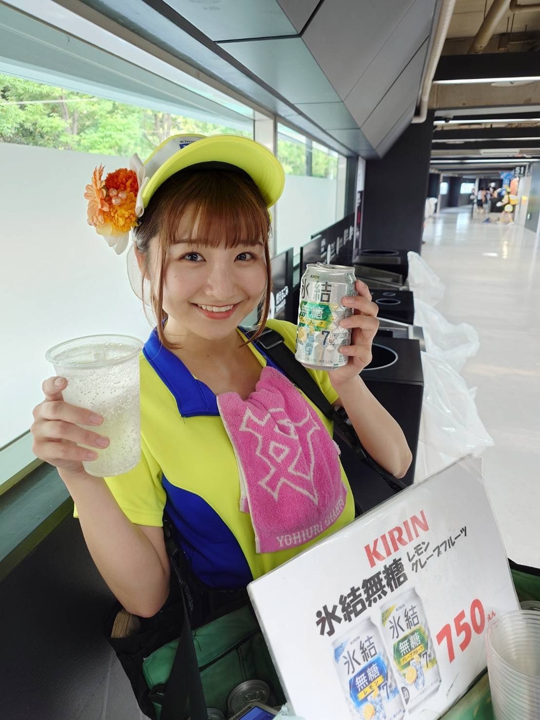 球場にて売り子の仕事中の倉沢さん。現在はキリン一番搾りを担当している　©本人提供