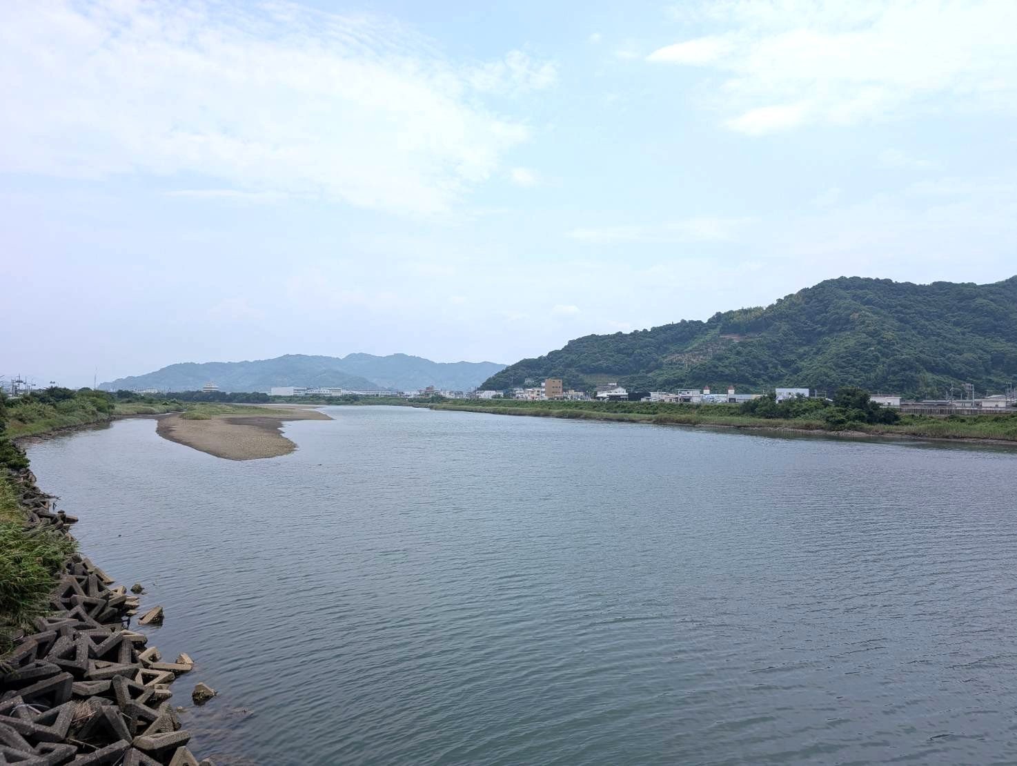 箕島駅から5分ほどで有田川に着いた。辺りは国内屈指のみかん産地として知られる　©NumberWeb