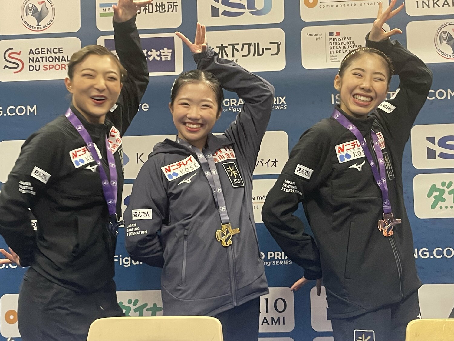 日本勢の表彰台独占となり、笑顔で同じポーズをとる選手たち　©Akiko Tamura