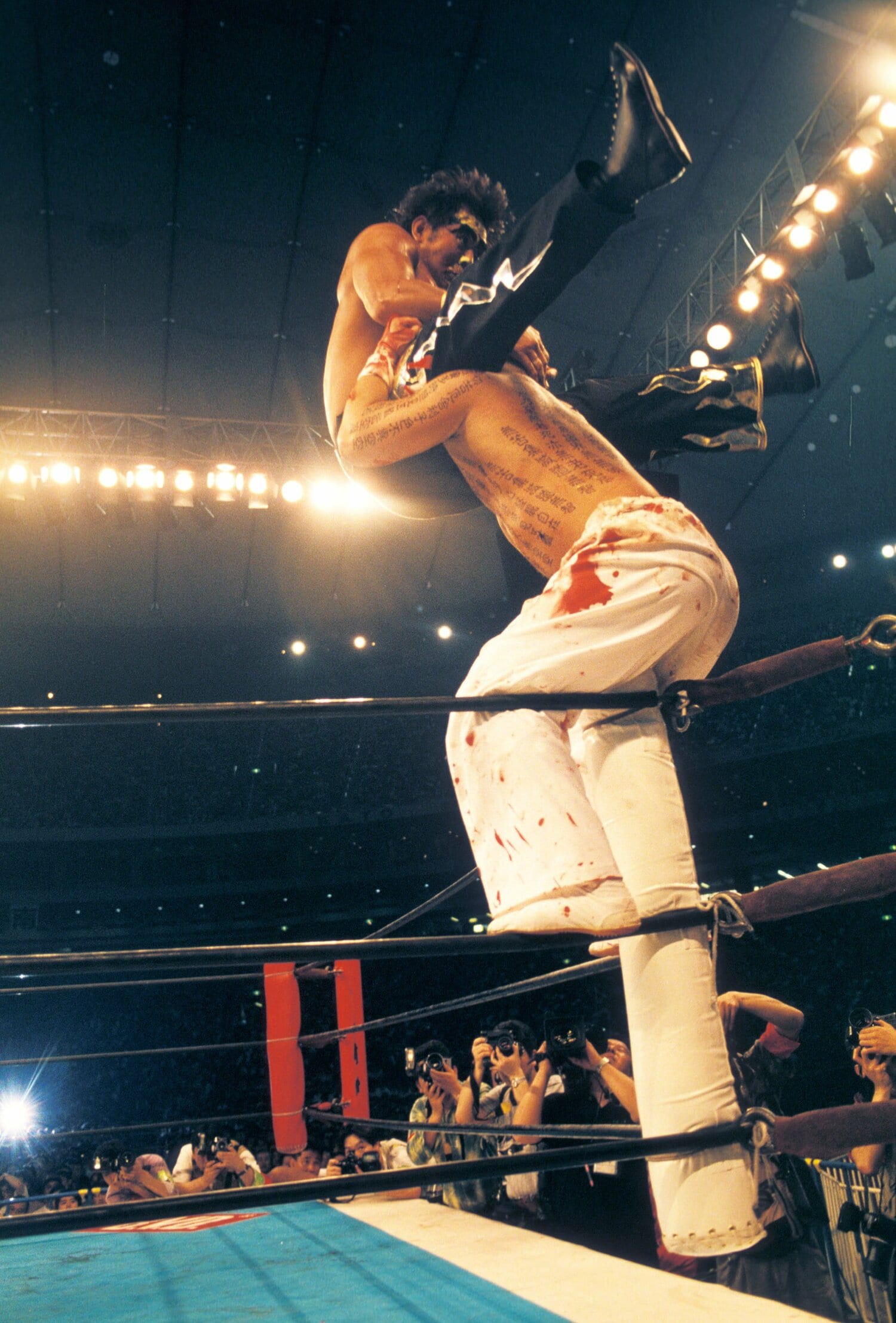 白使にフランケンシュタイナーを試みるムタ。1996年4月29日、東京ドーム