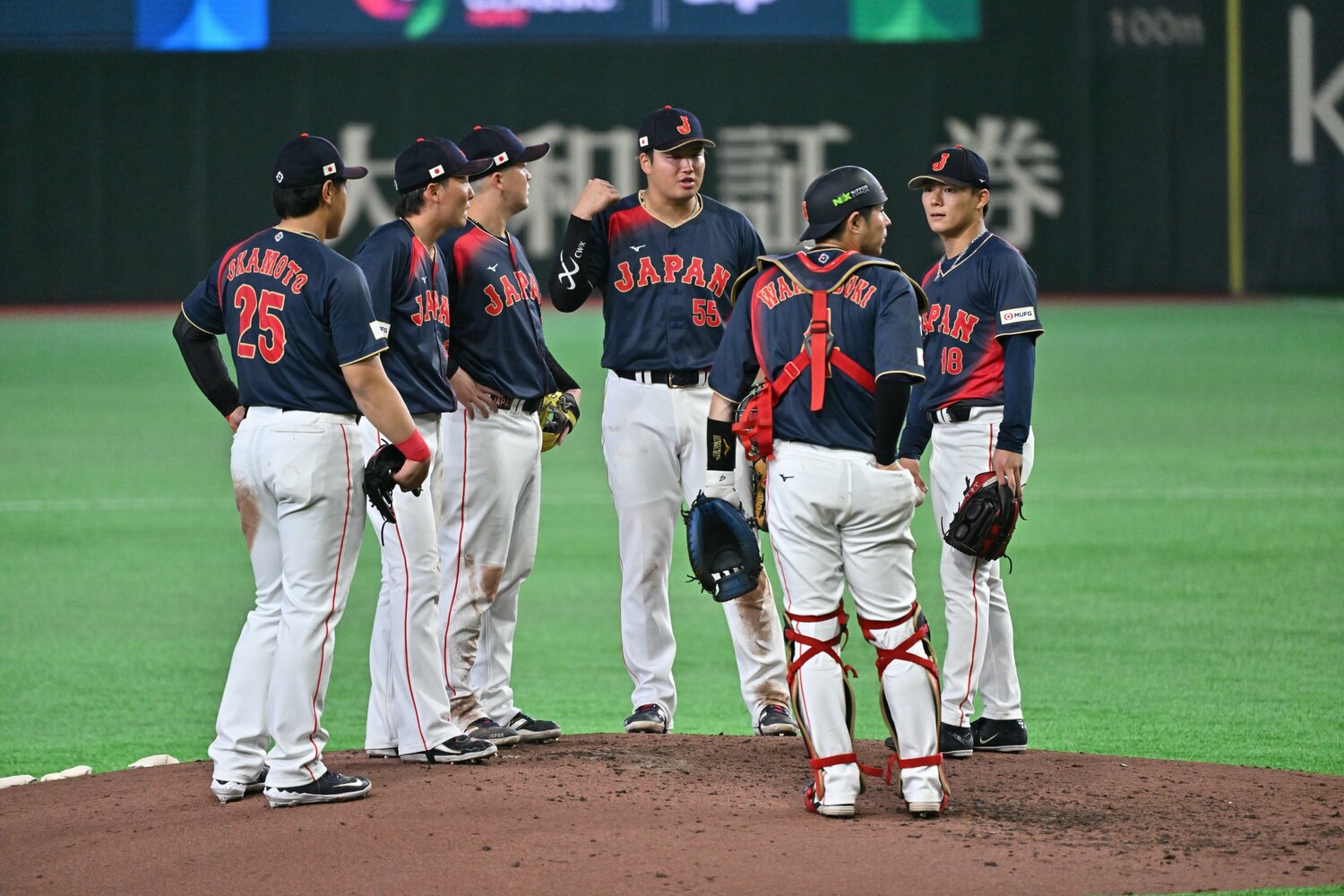 先発の山本由伸（右）は53球を投げヒットは許さなかったものの、死球などで満塁となり4回途中で降板した　©️Hideki Sugiyama