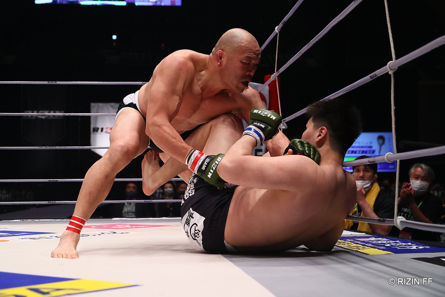 貴賢神デビューの翌日、ヘビー級の開拓者である高阪剛が引退試合で勝利している　©RIZIN FF