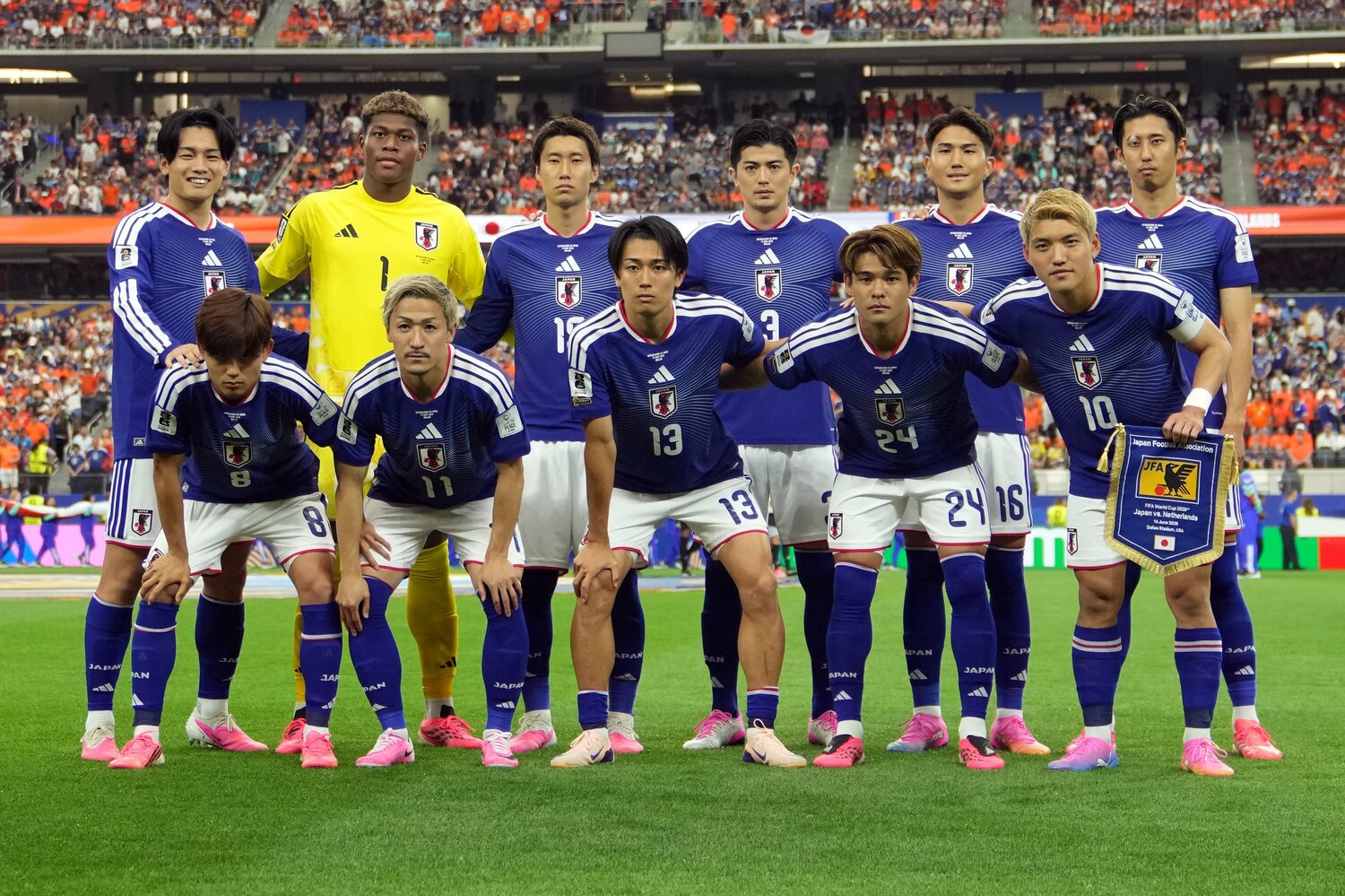試合前の集合写真。前列左端の久保建英は極限まで集中力を高めていた ©Masashi Hara