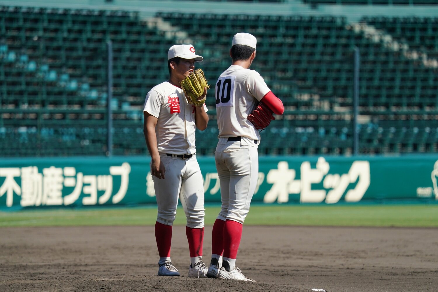 小畠投手のもとに駆け寄り、声をかける山下主将　©︎Hideki Sugiyama