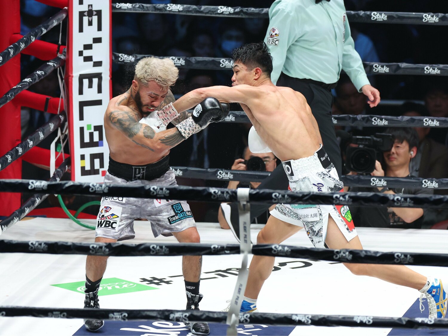 中谷潤人の強烈な左ストレートがサンティアゴのアゴに炸裂した瞬間　©︎Naoki Kitagawa