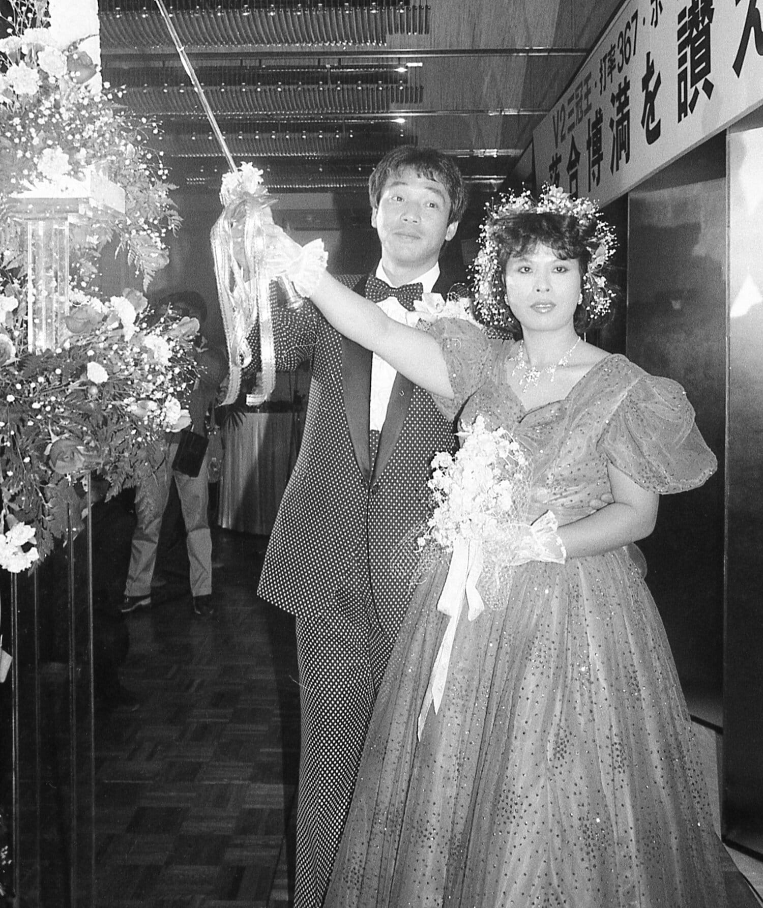 写真は1985年12月の結婚披露宴で。キャンドルに火をともすタキシード姿の落合博満と信子夫人　©Sankei Shimbun