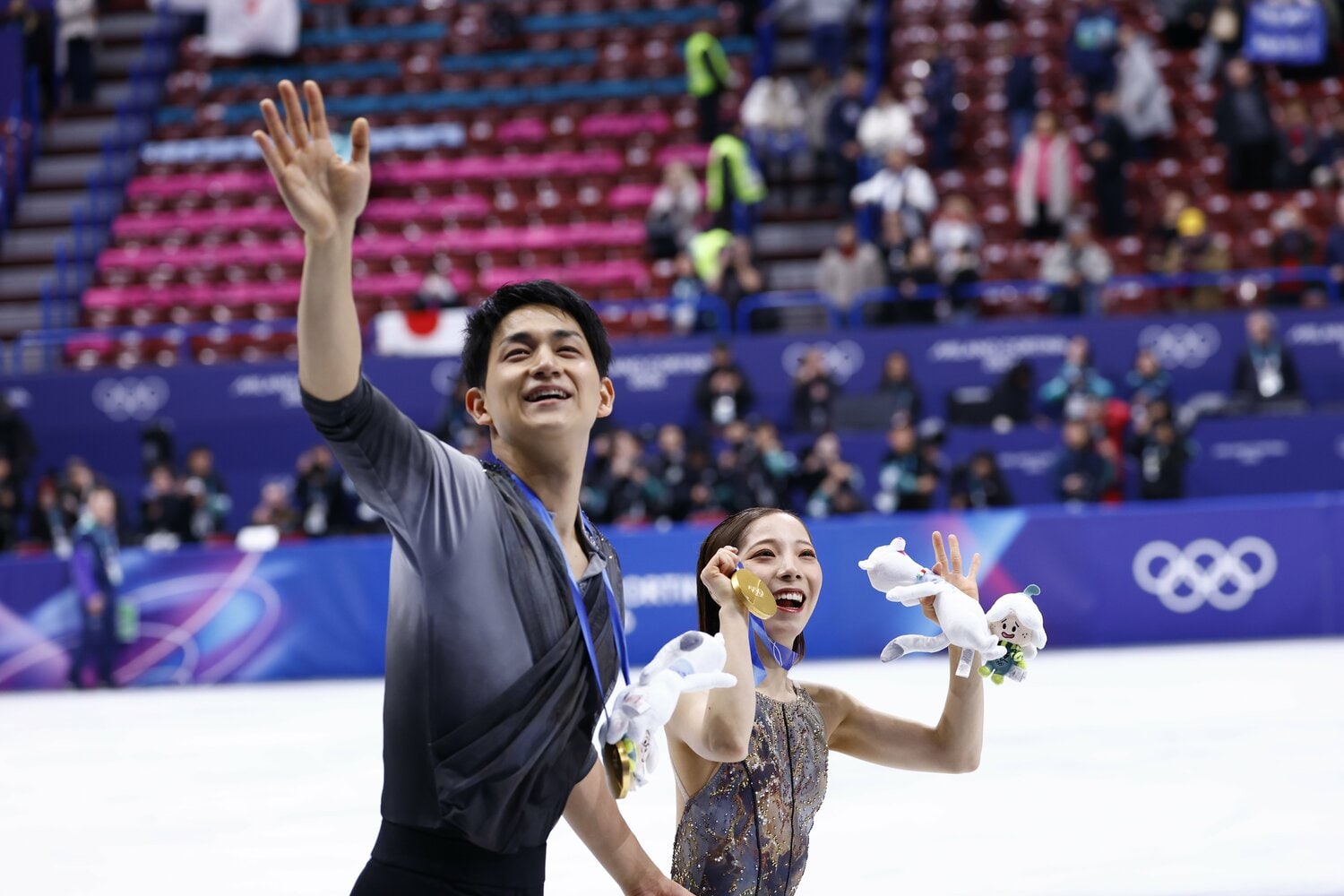 金メダルを手に、歓声に応える三浦と木原　©Sunao Noto／JMPA