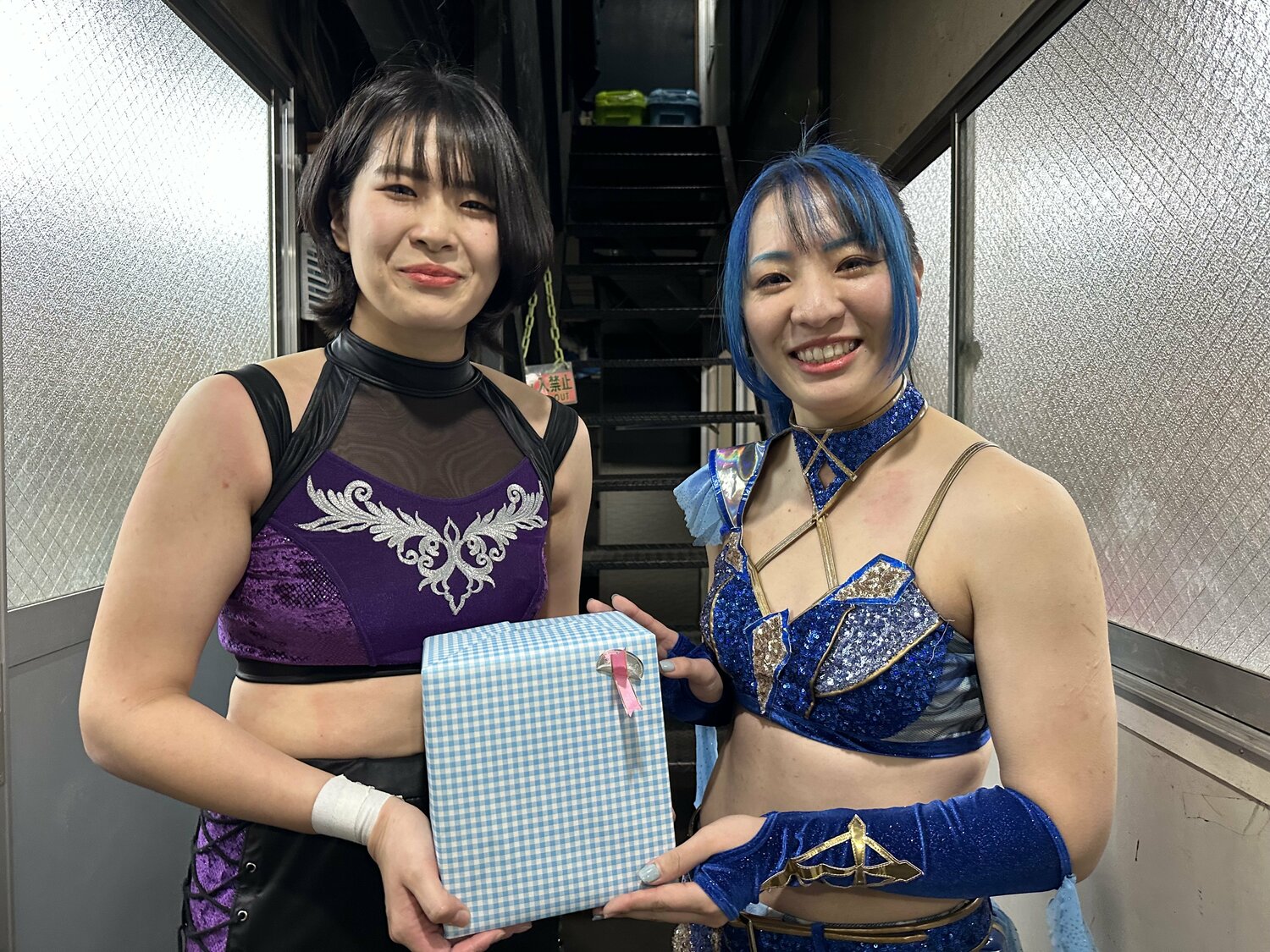 プロミネンスの“卒業”マッチ後には世羅りさからプレゼントも。両者は後にスターダムでも対戦することに　©Norihiro Hashimoto