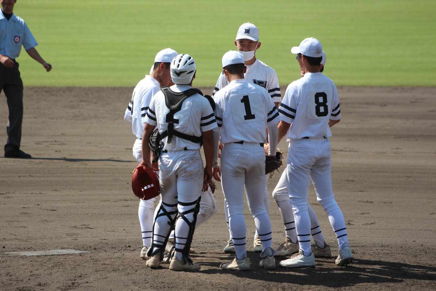 マウンド上で笑顔を見せる彦根総合の選手たち　©︎Fumi Sawai