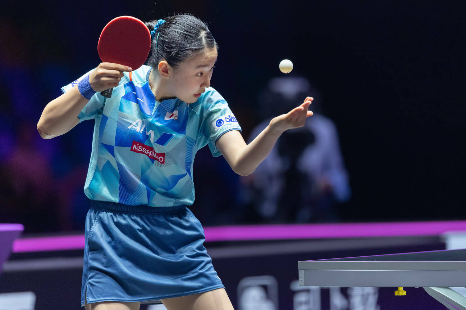 平野美宇戦でサーブを放つ張本　©AFLO