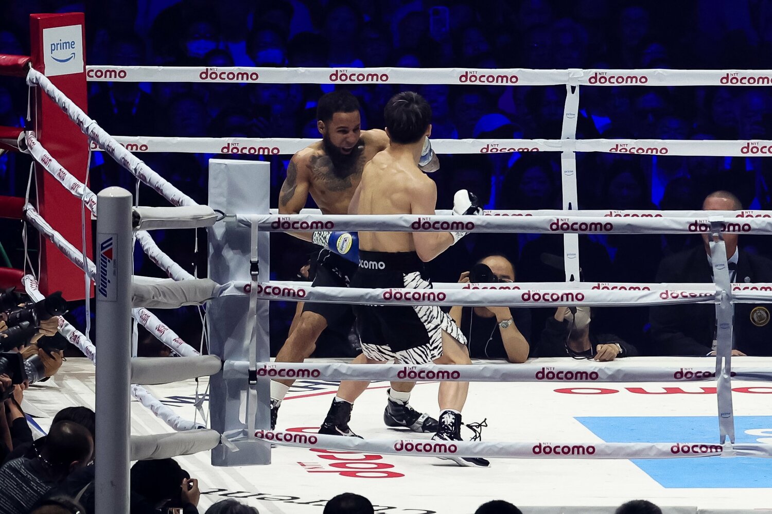 第1ラウンドでネリの左フックが井上の顎にヒットした瞬間　©︎Naoki Kitagawa