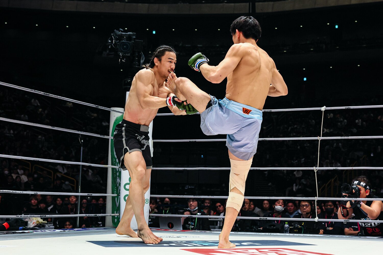 左のミドルキックをキャッチし、矢地有利の形に　©RIZIN FF Susumu Nagao