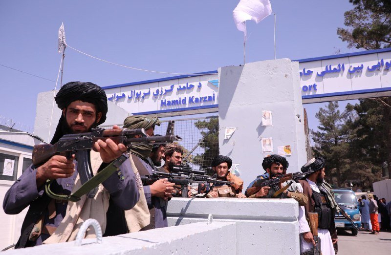 アフガニスタンの首都カブールにあるハミドカルザイ国際空港周辺で検問を敷くタリバン(2021年9月2日撮影) ©Getty Images