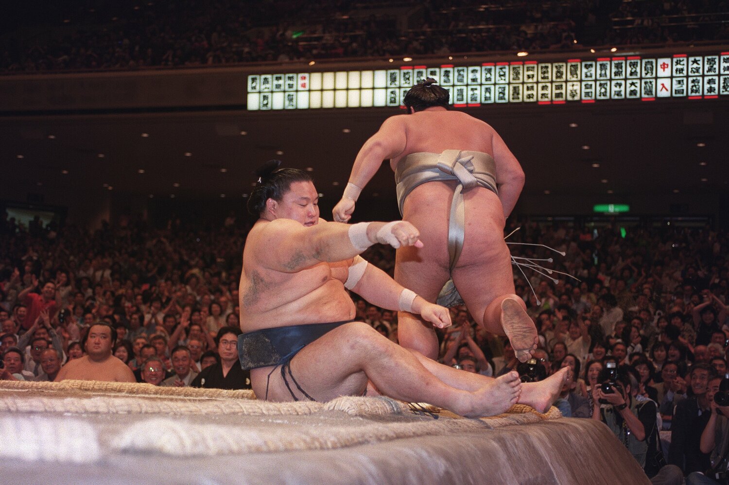 2001年夏場所の14日目（5月26日）、武双山に巻き落とされた貴乃花は右膝を強くひねる。付け人たちの肩を借りて脚をひきずりながら、支度部屋に引き上げた　©JIJI PRESS