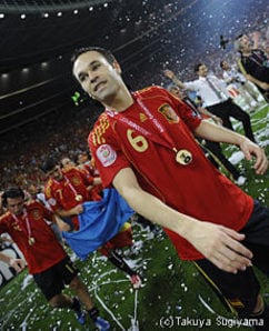 U-16、U-19では欧州選手権制覇。U-20時にあったワールドユースでは準優勝。EURO2008（24歳時）では優勝を飾っており、まさに近年のスペイン代表の強さの象徴ともいえる活躍ぶり