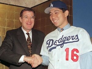 1995年2月、ドジャースと契約を結んだ野茂英雄。全米でトルネード旋風を巻き起こした