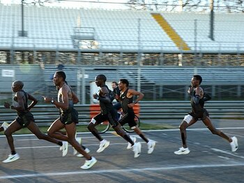 「簡単じゃない。でも不可能じゃない」フルマラソン2時間切りへの挑戦。＜Number Web＞ photograph by Shigeki Yamamoto