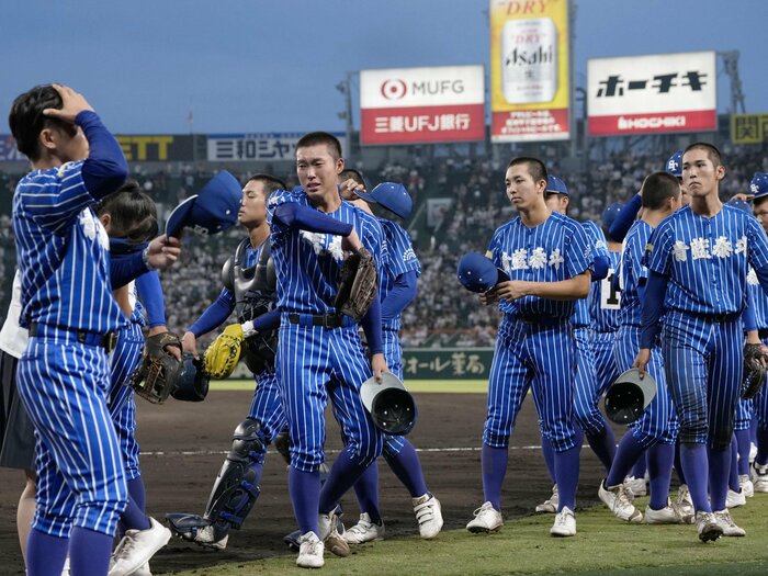 「日本でもっとも若いコーチ陣」「1年生を主将に」26歳で就任、3年目で甲子園出場…あの斬新ユニ校の青年監督の本音「目標が『出たい』ではダメ」＜Number Web＞ photograph by KYODO