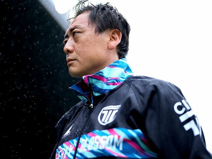 「文句と言い訳はなくそう」マリノスで“現プレミア智将の通訳”から監督へ…“3年連続昇格”J3クラブ躍進の舞台裏を包み隠さず語る＜Number Web＞ photograph by Tsutomu Kishimoto