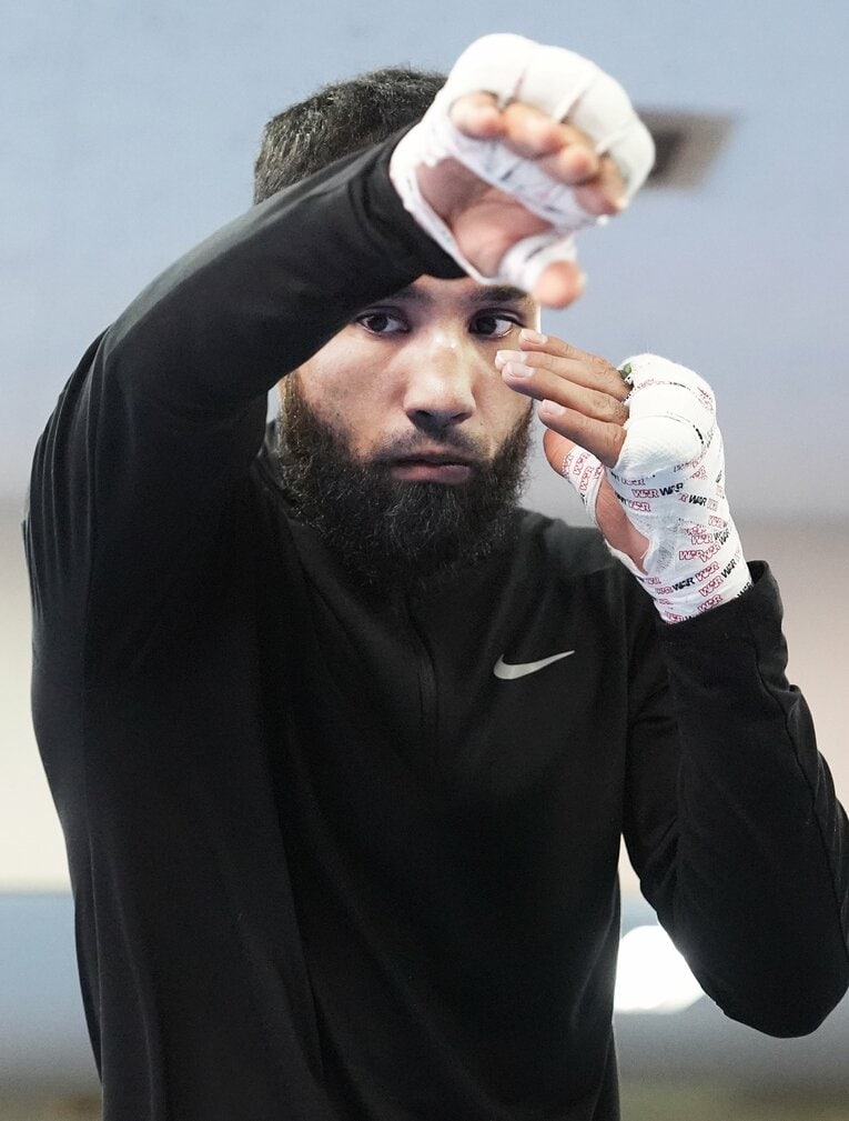 淡々とシャドーボクシングをするネリ　©Naoki Fukuda