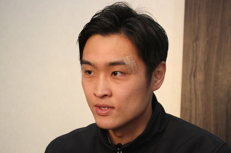 大阪の六島ボクシングジムでインタビューに応じる西田凌佑　©Number Web