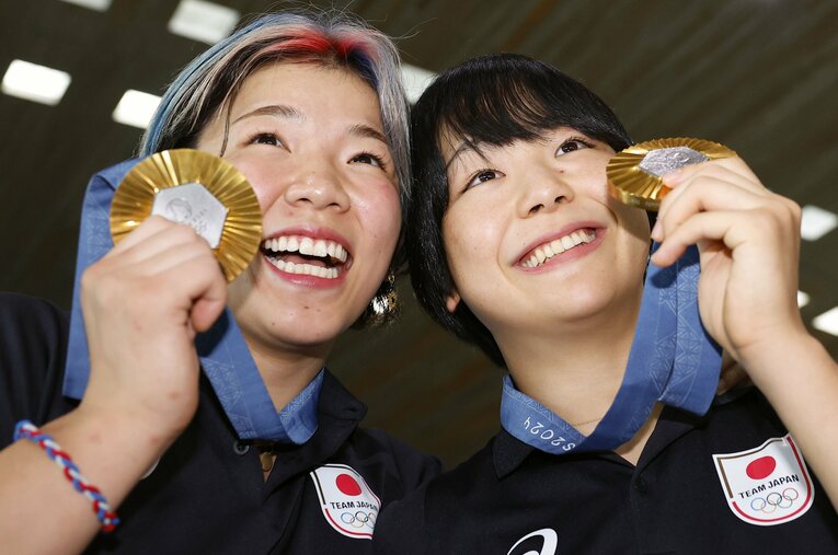 パリ五輪で金メダルを獲得した藤波朱理（右）と鏡優翔は親友として支え合ってきた ／ photograph by KYODO