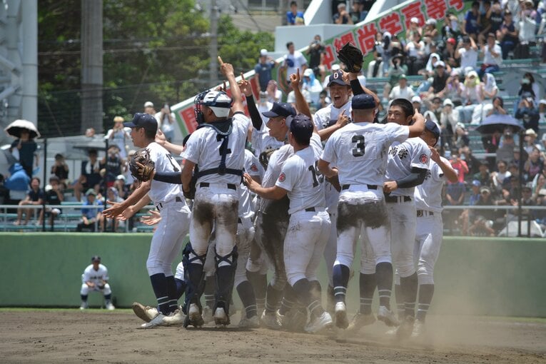 夏の甲子園出場が決まった瞬間、歓喜を爆発させる沖縄尚学ナイン　©Takarin Matsunaga