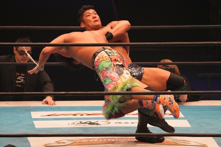 フィニッシュは変型DDTのデッドフォールだった