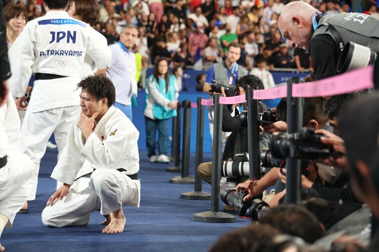 混合団体戦、悔しそうな表情の阿部一二三　©Tetsuya Higashikawa/JMPA